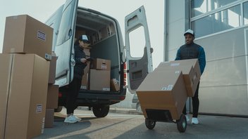 2 livreurs déchargent un camion de livraison